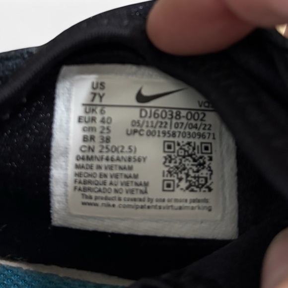 Nike Air Max 270 Black and White Slip-On Sneakers - Picture 5 of 5